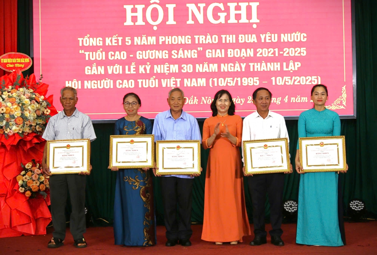 Phát huy tốt kinh nghiệm, trí tuệ của NCT để xây dựng Đảng, chính quyền ngày vững mạnh