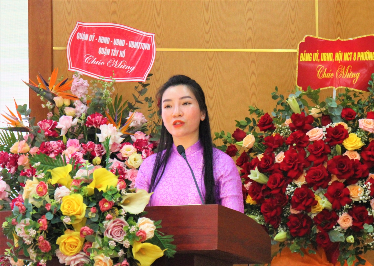 Bà Bùi Thị Lan Phương phát biểu