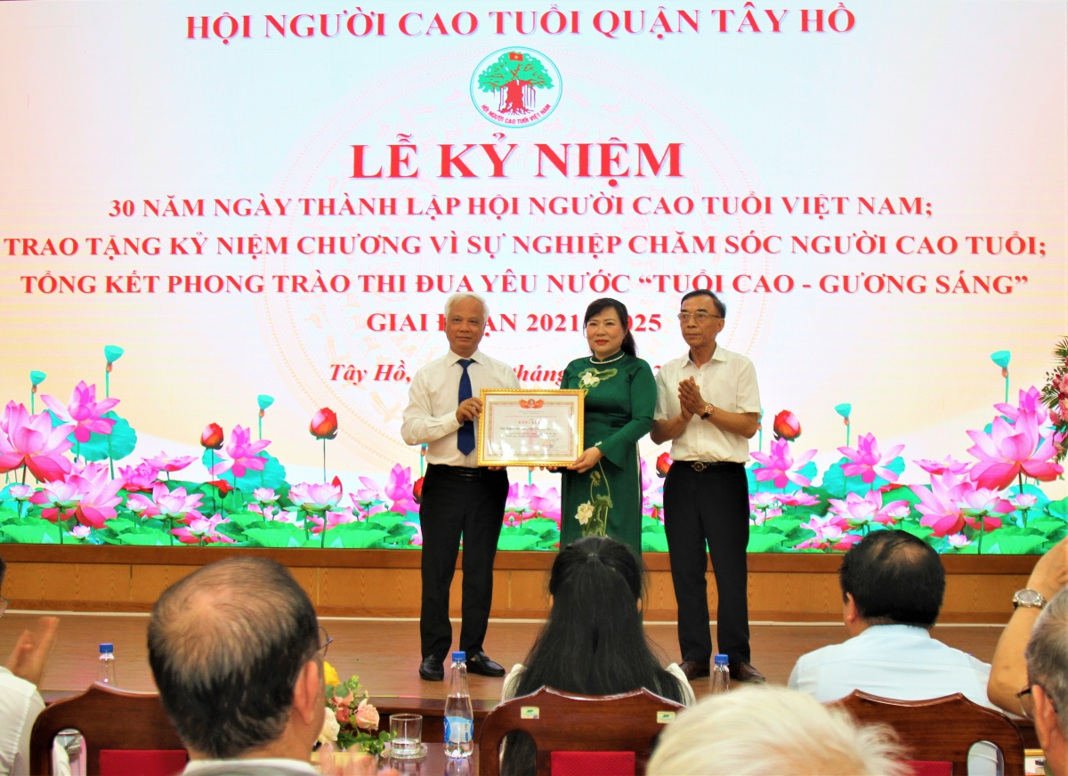 Trao Bằng khen Trung ương Hội cho Hội NCT quận Tây Hồ