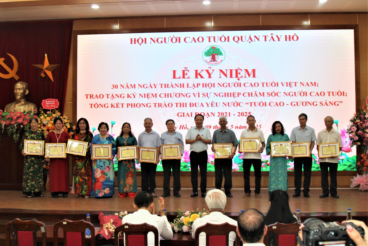 Trao Giấy khen của Chủ tịch UBND quận Tây Hồ cho các cá nhân xuất sắc