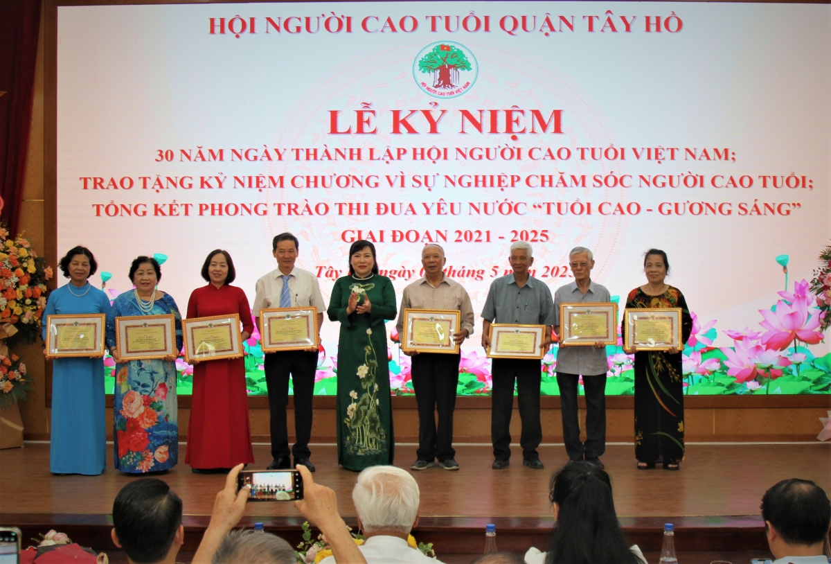 Trao Giấy khen của Hội NCT quận Tây Hồ cho các tập thể xuất sắc