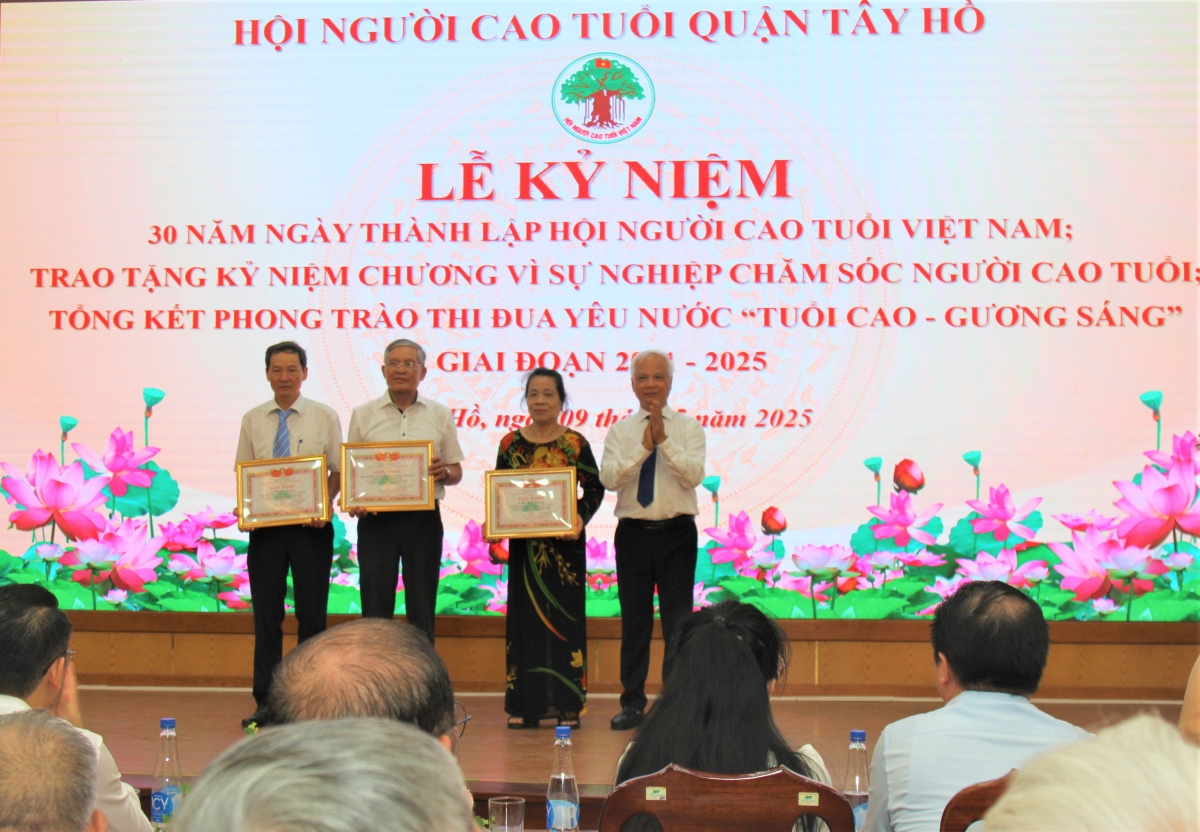 Trao Giấy khen của Hội NCT TP Hà Nội cho các tập thể, cá nhân xuất sắc
