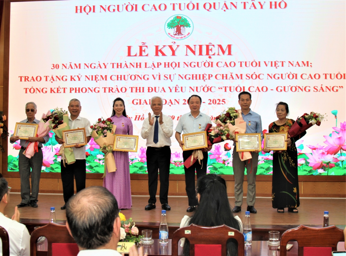 rao Kỉ niệm chương vì sự nghiệp bảo vệ, chăm sóc, phát huy vai trò NCT cho các cá nhân có nhiều đóng góp