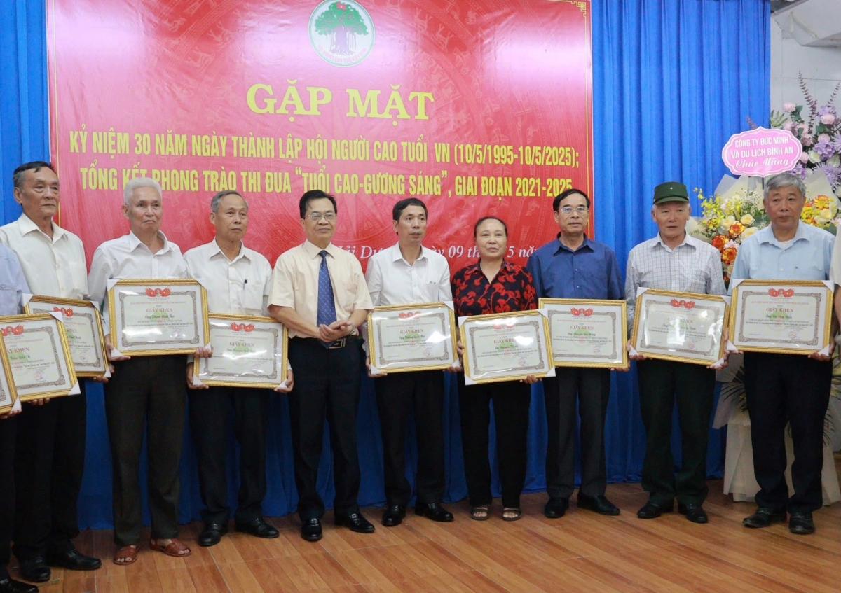 Trao Giấy khen của Hội NCT tỉnh Hải Dương cho các cá nhân xuất sắc