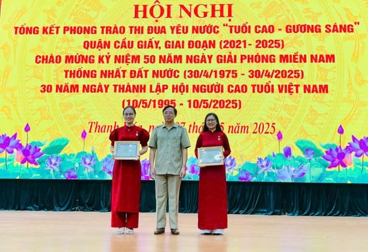 Trao Kỉ niệm chương vì sự nghiệp bảo vệ, chăm sóc, phát huy vai trò NCT cho các cá nhân có nhiều đóng góp