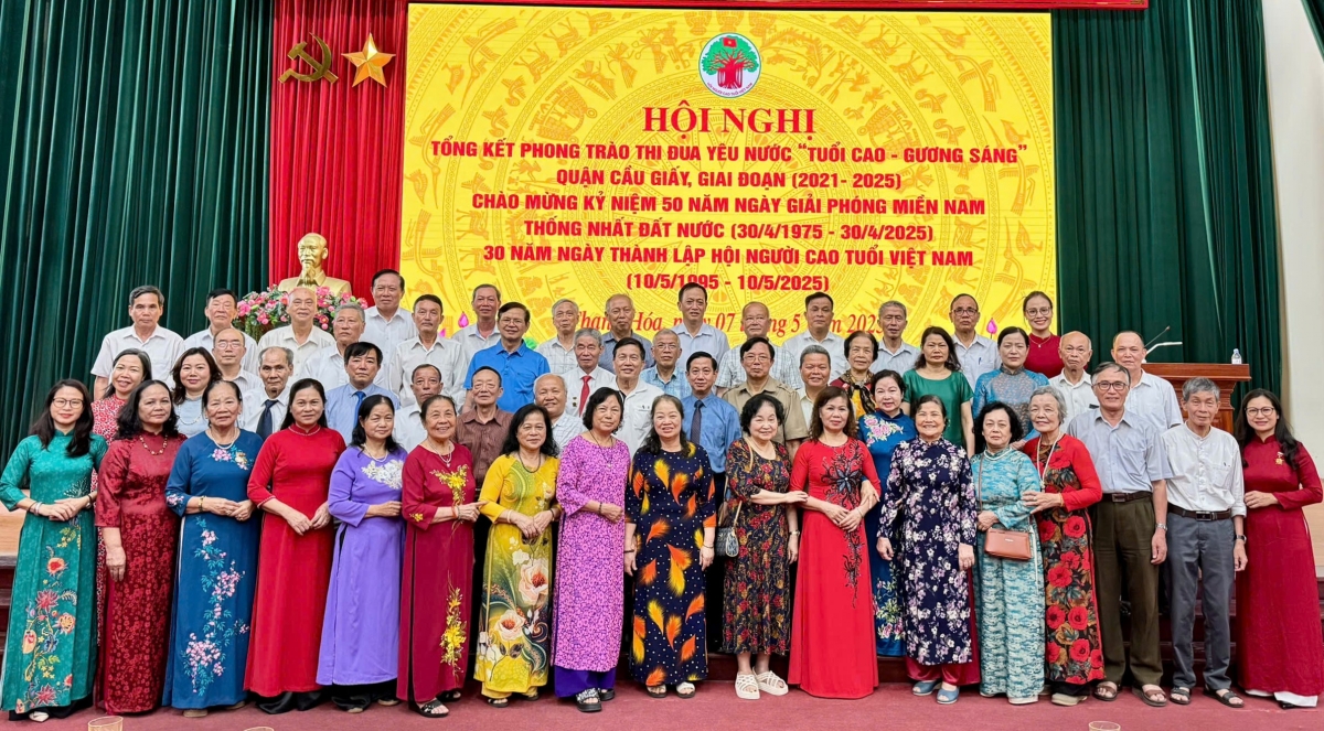 Các đại biểu chụp ảnh lưu niệm