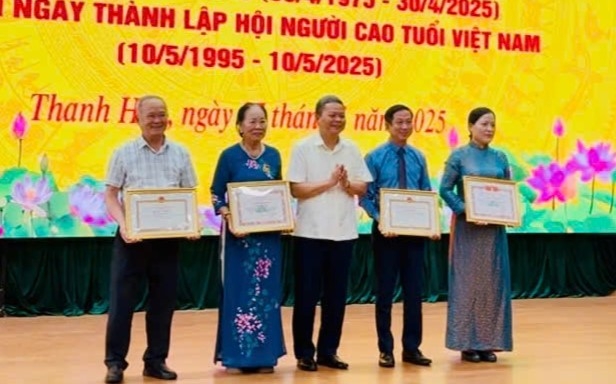 Trao Giấy khen của Hội NCT TP Hà Nội cho các tập thể, cá nhân xuất sắc