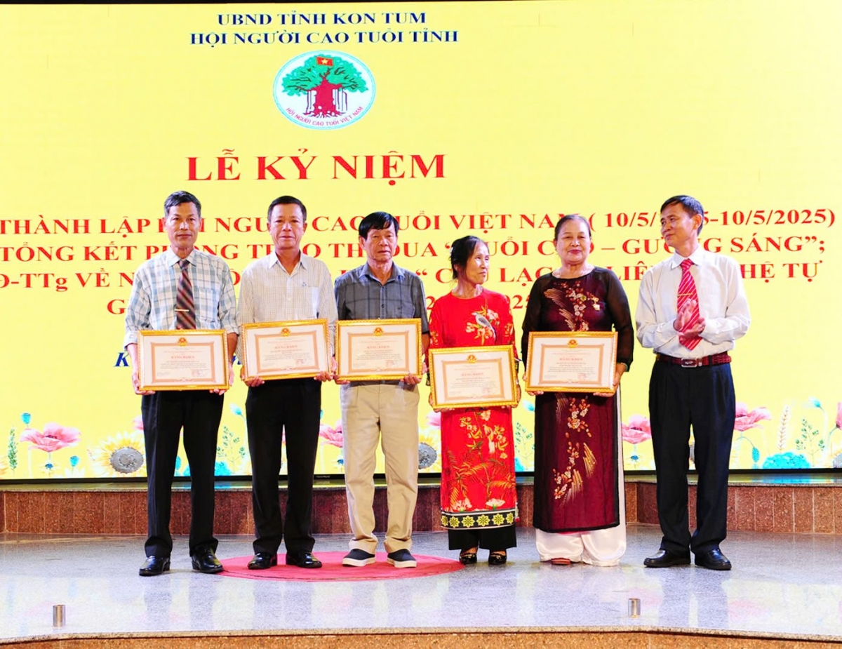 Trao Bằng khen của Chủ tịch UBND tỉnh cho các tập thể, cá nhân xuất sắc