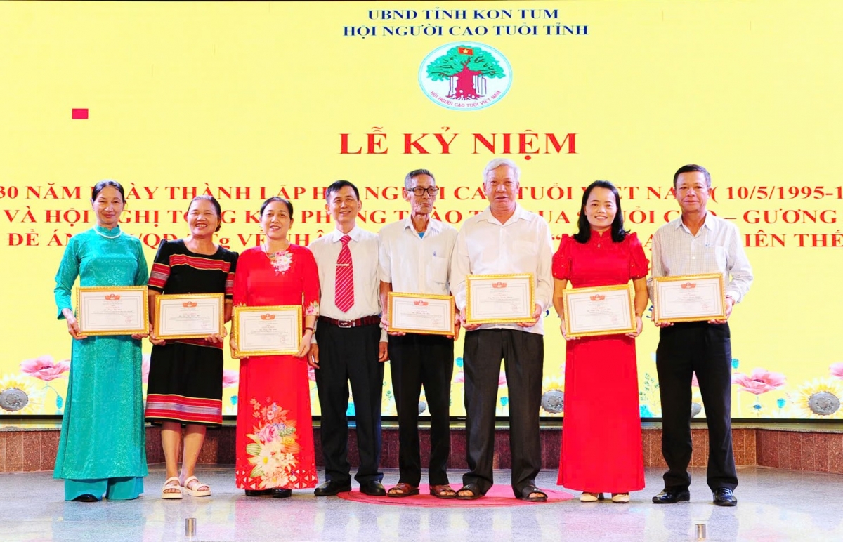 Người cao tuổi tỉnh Kon Tum phát huy tốt vai trò “Tuổi cao - Gương sáng” trong gia đình, xã hội