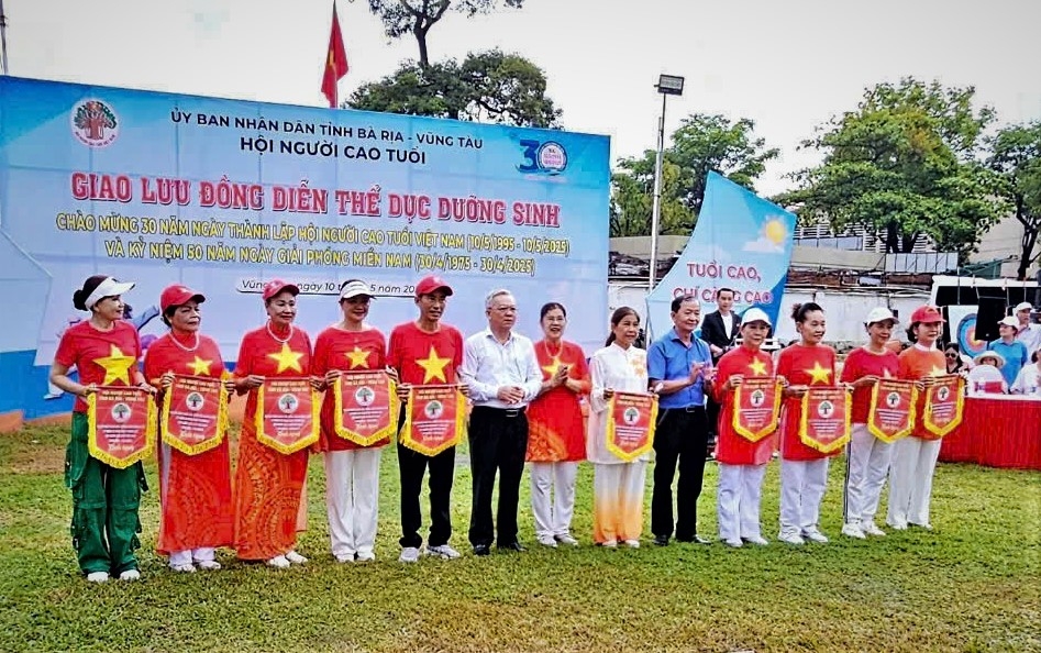 Trao Cờ lưu niệm cho các Đội tham gia đồng diễn dưỡng sinh