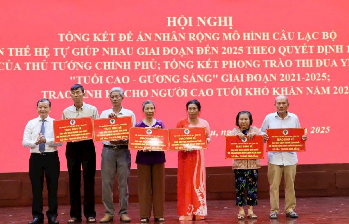 Trao sinh kế cho NCT tại Hội nghị