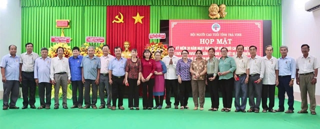 Thừa ủy quyền Hội NCT Việt Nam, Lãnh đạo Hội NCT tỉnh trao Kỷ niệm chương cho các cá nhân “Vì sự nghiệp Bảo vệ, Chăm sóc và Phát huy vai trò NCT Việt Nam”.  (Ảnh: Cổng thông tin tỉnh Trà Vinh)