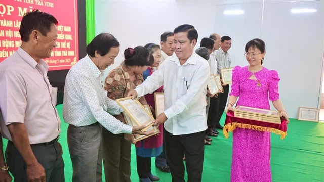 Ông Nguyễn Văn Long, Chủ tịch Hội NCT tỉnh trao giấy khen cho các tập thể và cá nhân có  thành tích xuất sắc trong thực hiện Đề án 1336.  (Ảnh: Cổng thông tin tỉnh Trà Vinh)