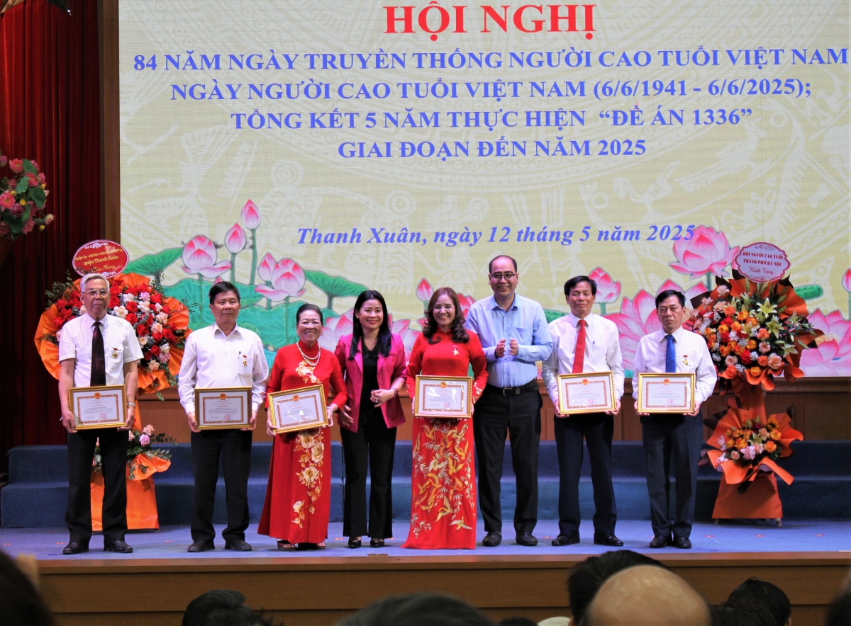 Trao Giấy khen của UBND quận cho các tập thể, cá nhân xuất sắc