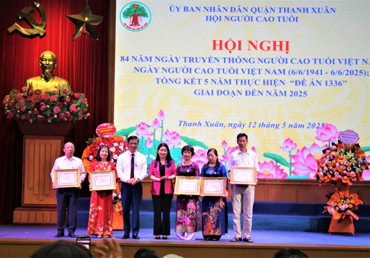  Trao Kỉ niệm chương vì sự nghiệp bảo vệ, chăm sóc và phát huy vai trò NCT cho các cá nhân có nhiều đóng góp