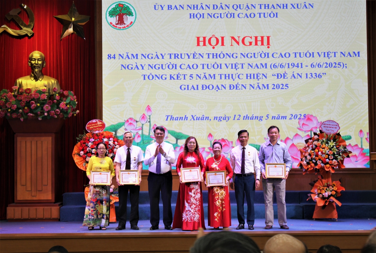 Trao Giấy khen của UBND quận cho các tập thể, cá nhân xuất sắc