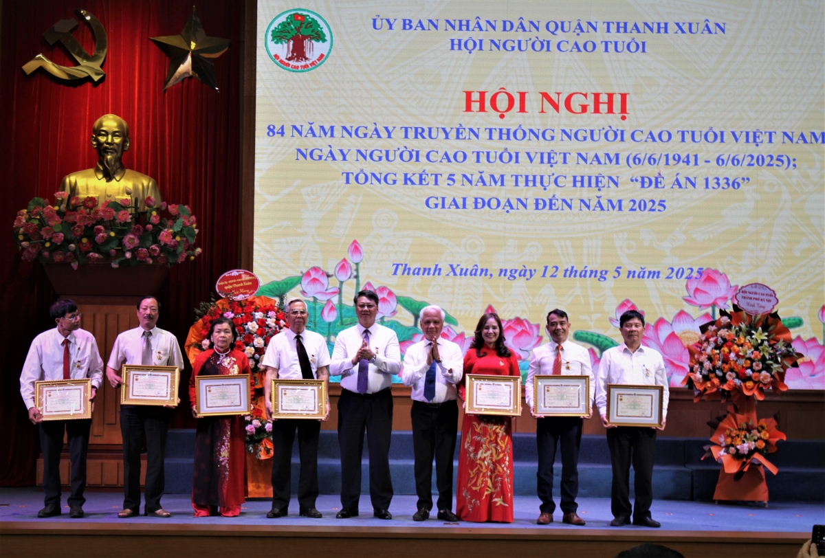 Trao Kỉ niệm chương vì sự nghiệp bảo vệ, chăm sóc và phát huy vai trò NCT cho các cá nhân có nhiều đóng góp