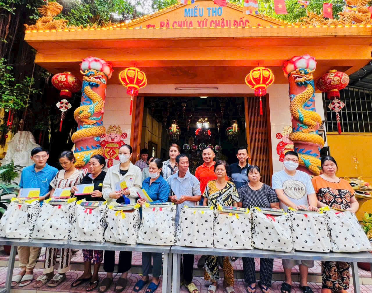 Trao tặng 150 suất quà cho các hộ có hoàn cảnh khó khăn