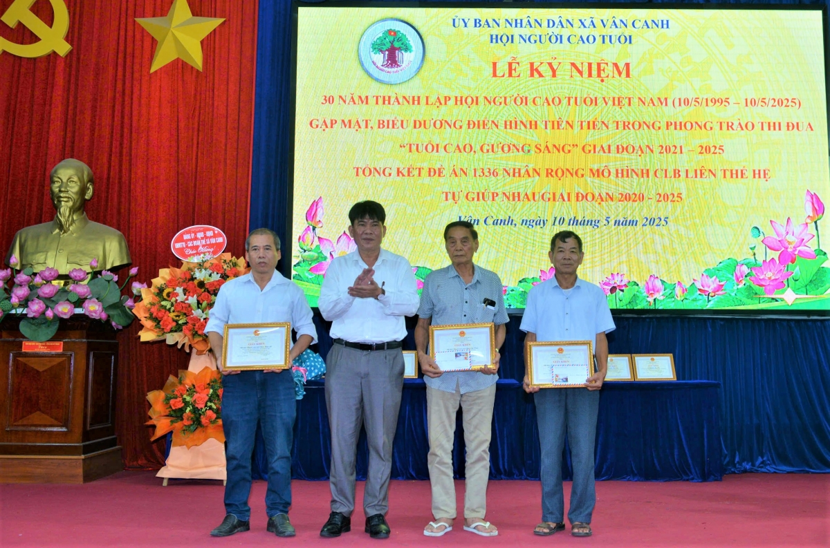 Hiệu quả từ mô hình CLB Liên thế hệ tự giúp nhau xã Vân Canh