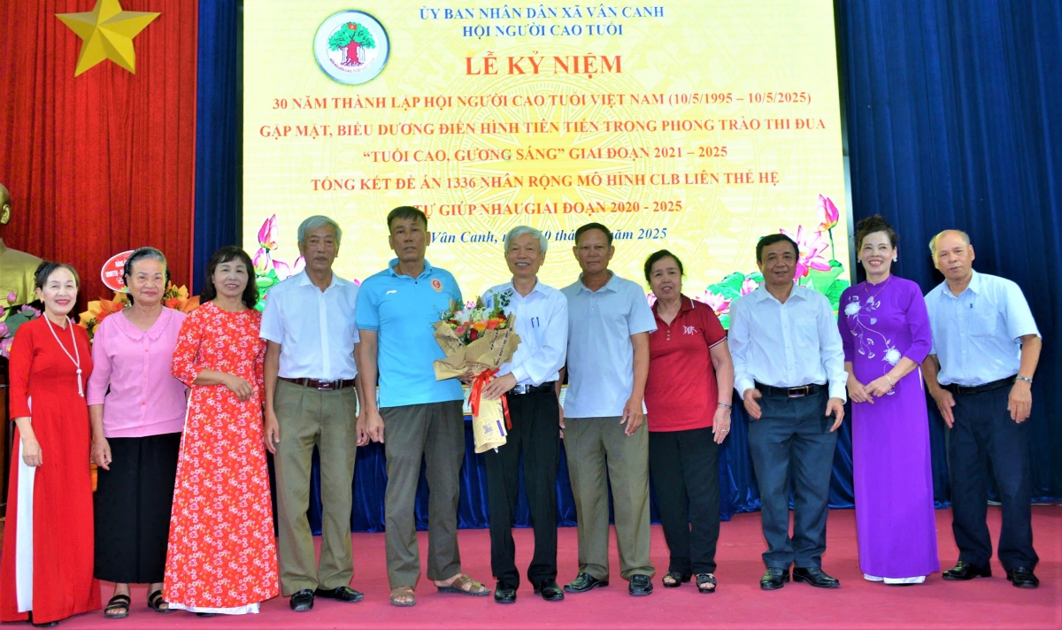 Các Ban, ngành, đo9anf thể và các thôn tặng hoa chúc mừng Hội NCT xã