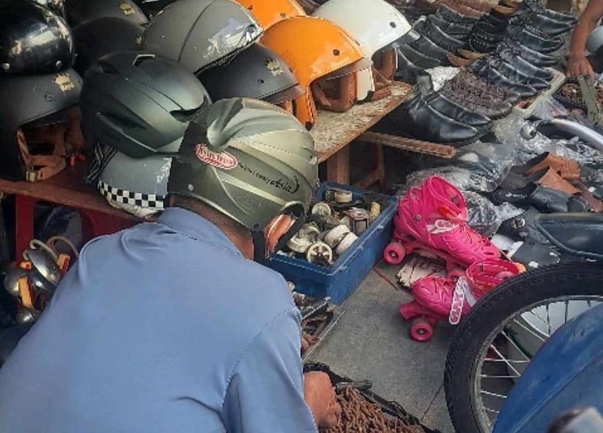 Những điểm bán của chợ trời Tăng Bạt Hổ còn sót lại trên đường Đoàn Thị Điểm.