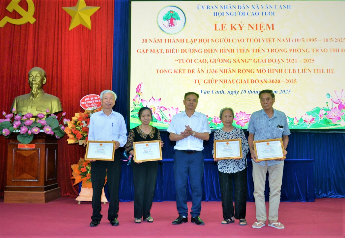 1 Trao Kỉ niệm chương Vì sự nghiệp bảo vệ, chăm sóc và phát huy vai trò NCT cho các cá nhân có nhiều đóng góp