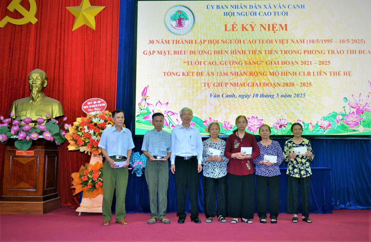 Trao thưởng cho các tập thể, cá nhân xuất sắc