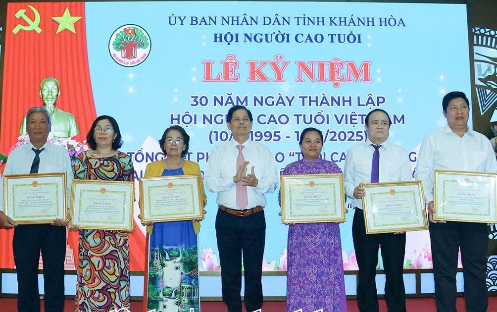 “Ngọn đèn soi sáng” dẫn đường cho thế hệ trẻ tiếp bước xây dựng quê hương