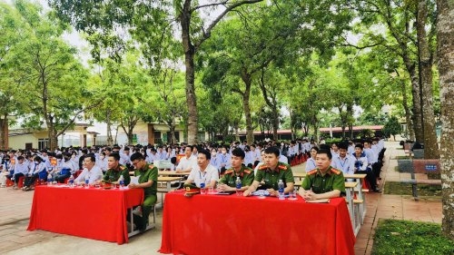Phối hợp với Công an tổ chức tuyên truyền, phổ biến pháp luật cho học sinh