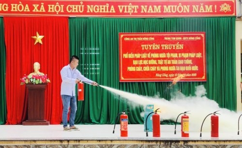 Phối hợp với Công an tổ chức tuyên truyền, phổ biến pháp luật cho học sinh