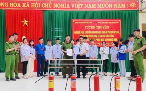 Phối hợp với Công an tổ chức tuyên truyền, phổ biến pháp luật cho học sinh