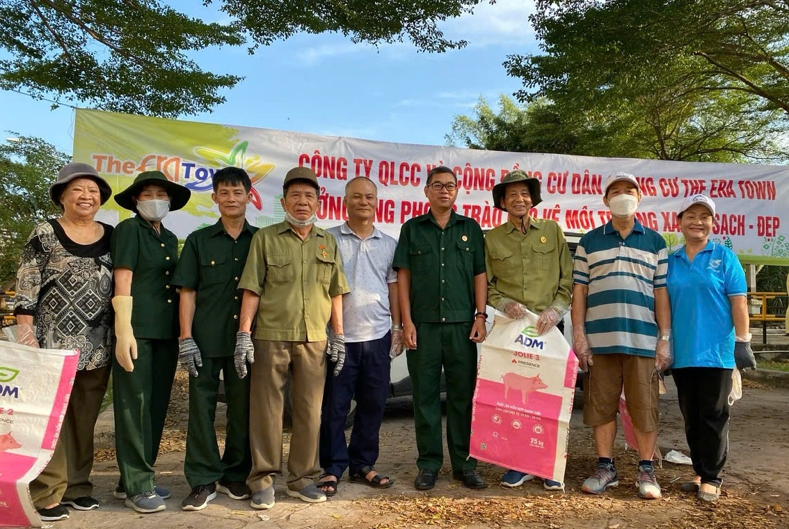 Người cao tuổi phường Phú Mỹ tích cực tham gia bảo vệ môi trường
