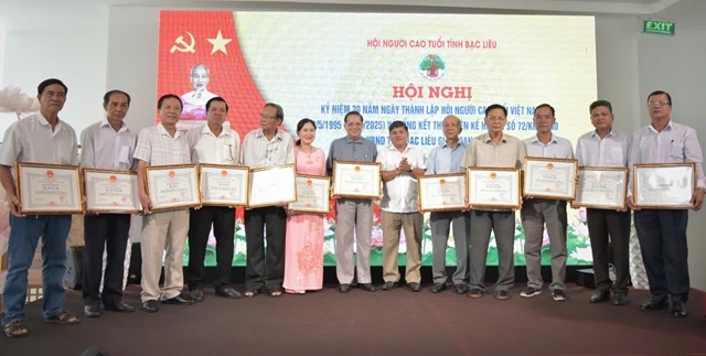 Lãnh đạo tỉnh khen thưởng các tập thể và cá nhân có thành tích xuất sắc trong thực hiện Đề án