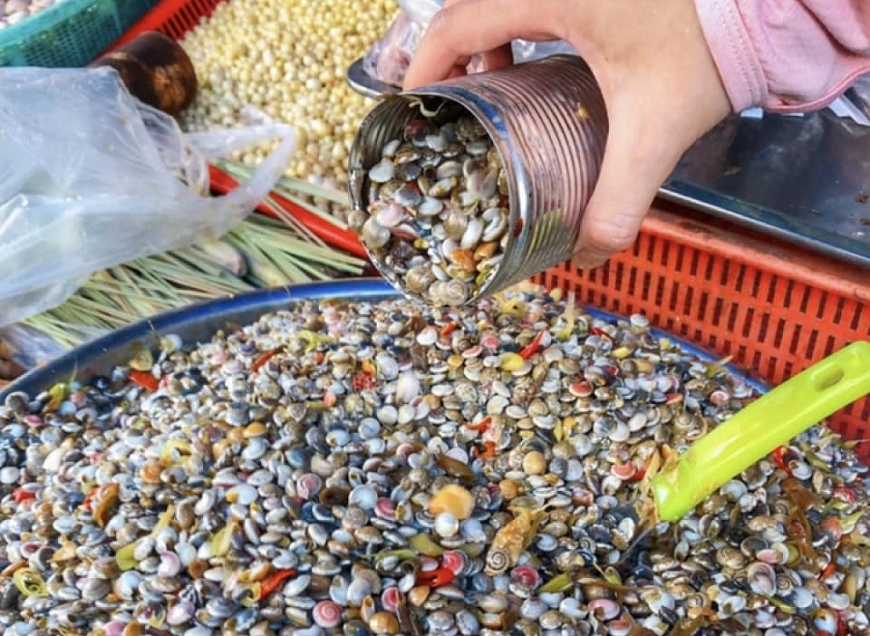 Ốc lễ thường được mua theo từng lon kèm theo tăm tre nhọn hoặc gai cam, chanh để dễ lấy ruột ốc thưởng thức