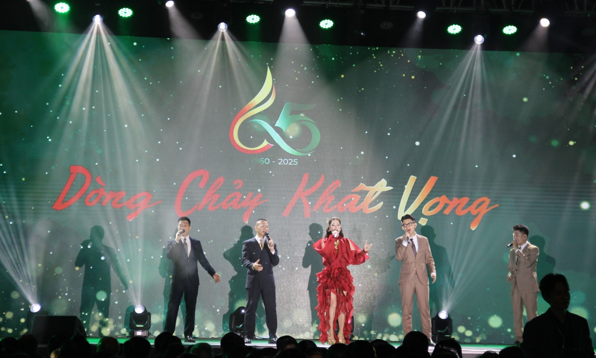 Công ty Nhựa Tiền Phong đón nhận huân chương độc lập hạng nhất