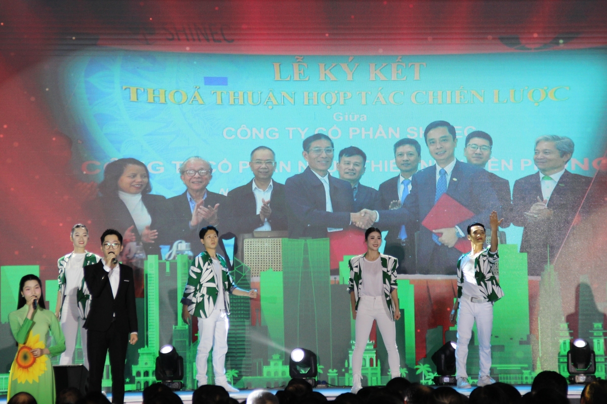 Công ty Nhựa Tiền Phong đón nhận huân chương độc lập hạng nhất