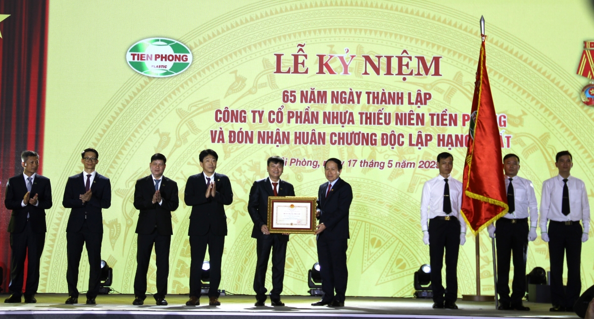 Công ty Nhựa Tiền Phong đón nhận huân chương độc lập hạng nhất