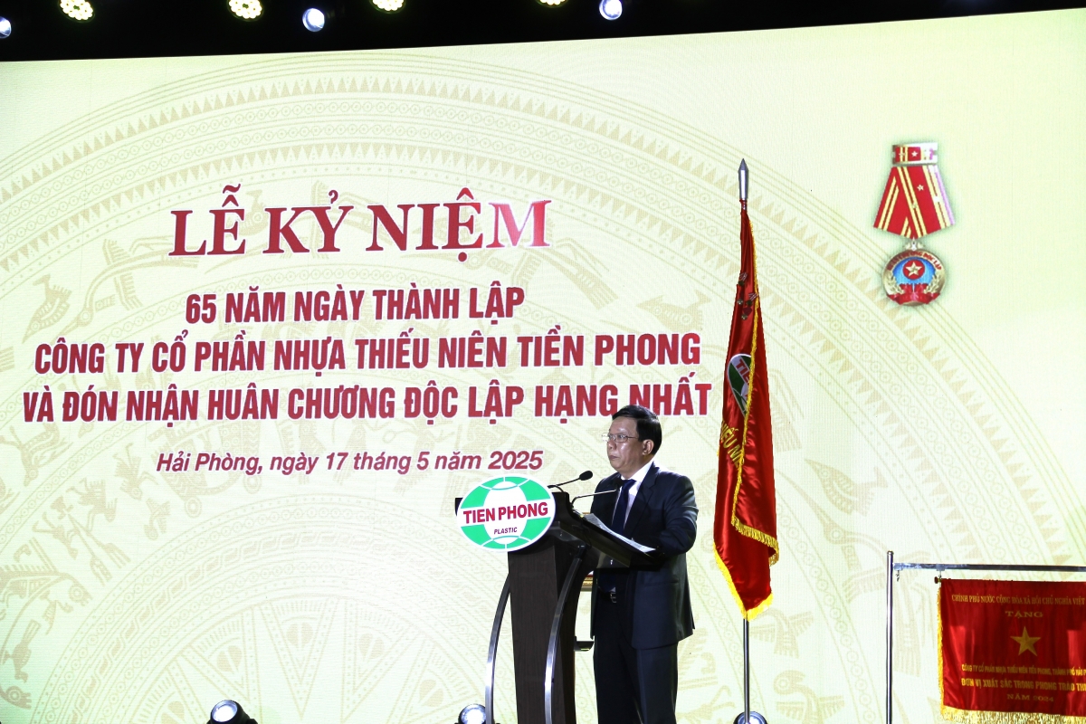 Công ty Nhựa Tiền Phong đón nhận huân chương độc lập hạng nhất