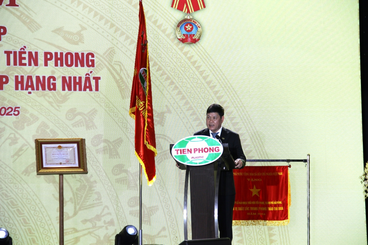 Công ty Nhựa Tiền Phong đón nhận huân chương độc lập hạng nhất