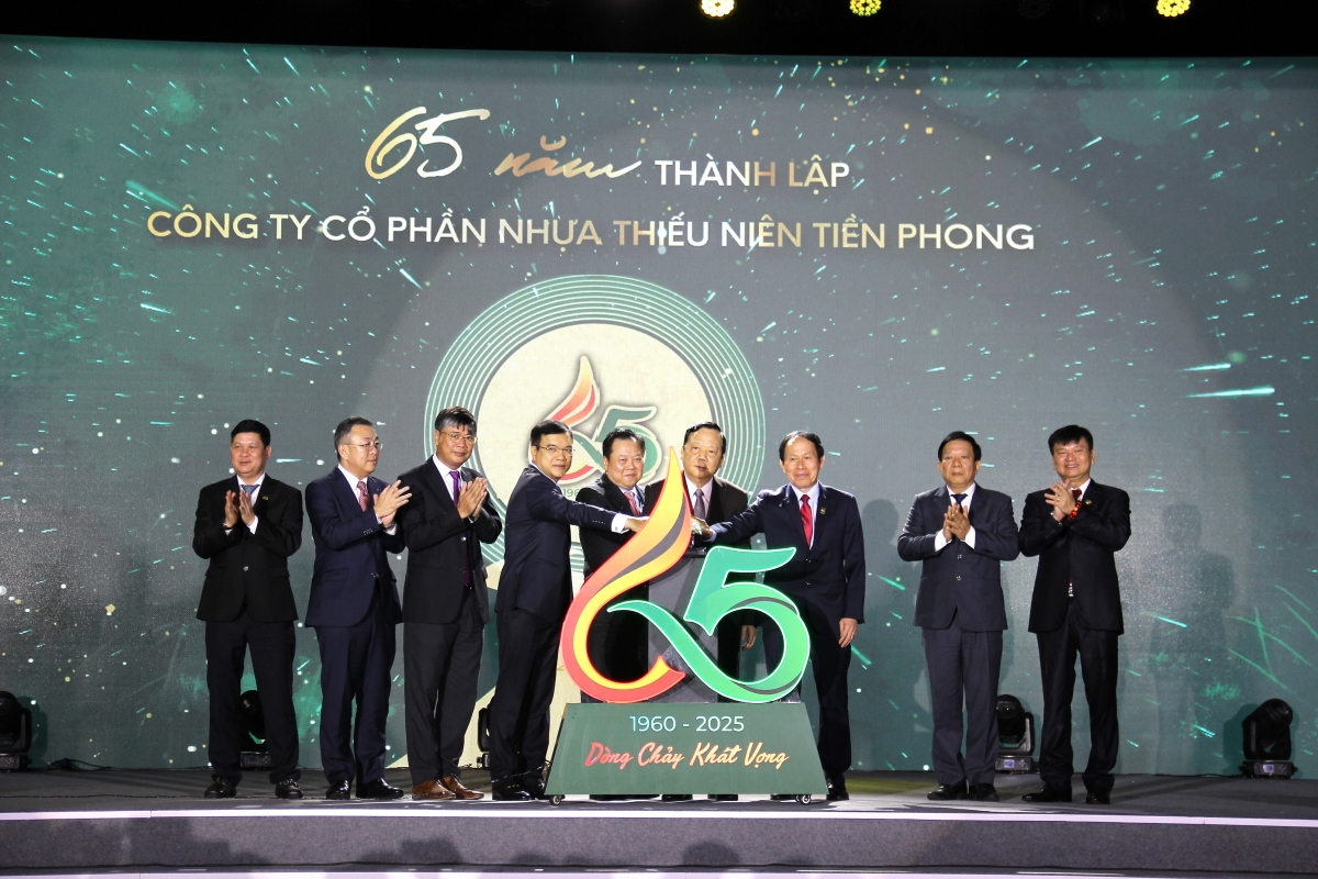 Công ty Nhựa Tiền Phong đón nhận huân chương độc lập hạng nhất