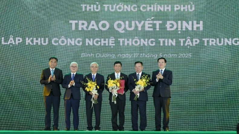 Phó Thủ tướng Mai Văn Chính trao Quyết định của Thủ tướng Chính phủ thành lập Khu công nghệ thông tin tập trung Bình Dương cho lãnh đạo tỉnh Bình Dương và đại diện Tổng công ty Becamex IDC.
