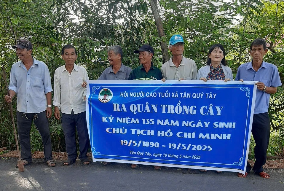 Trồng cây chào mừng kỷ niệm 135 năm ngày sinh Chủ tịch Hồ Chí Minh