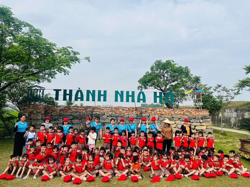 Học sinh hóa thân thành hướng dẫn viên Di sản Thành nhà Hồ