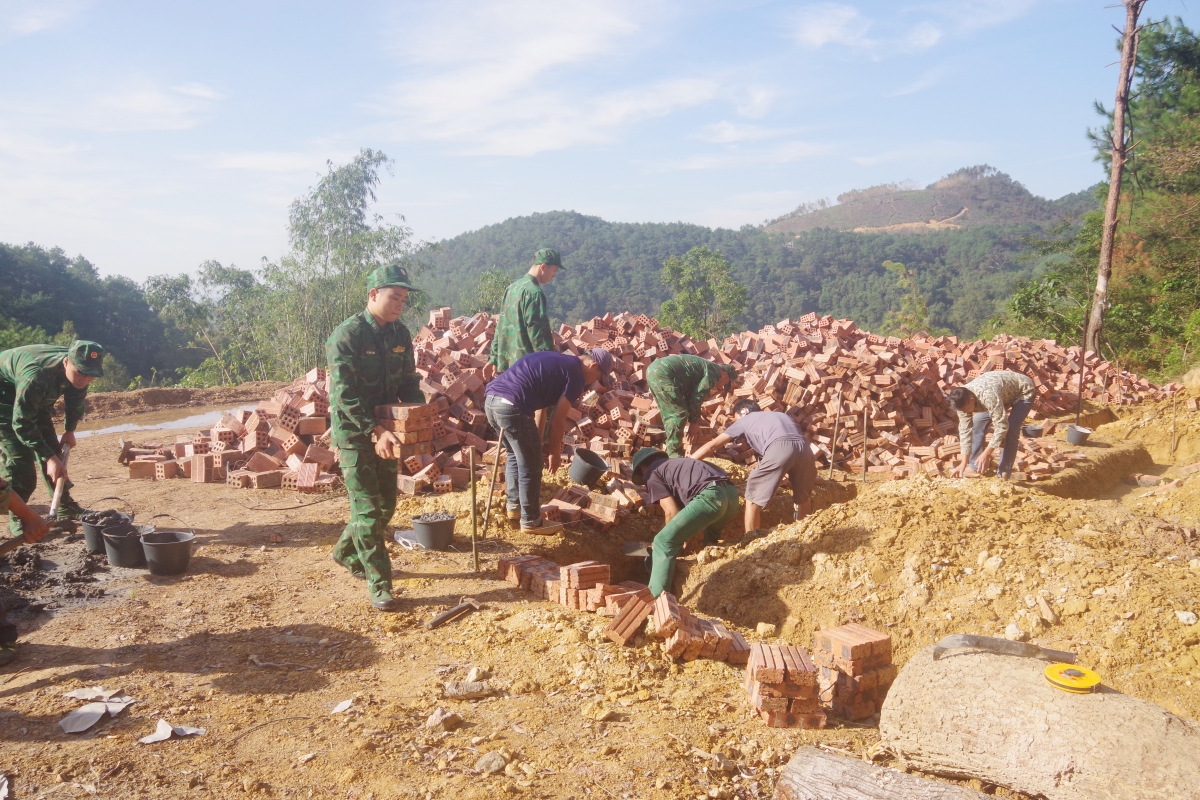 Bộ đội Biên phòng tỉnh Lạng Sơn chung tay đẩy mạnh xóa nhà tạm, nhà dột nát cho người nghèo