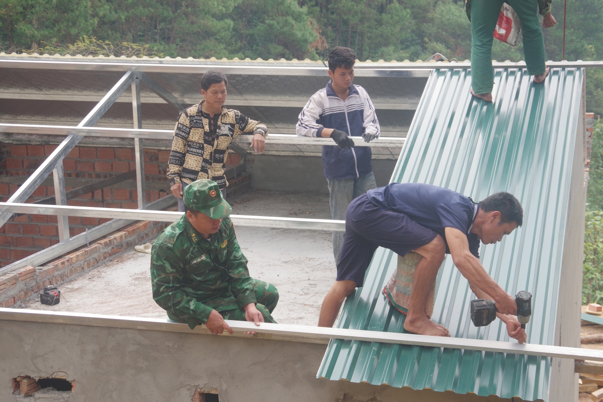 Bộ đội Biên phòng tỉnh Lạng Sơn chung tay đẩy mạnh xóa nhà tạm, nhà dột nát cho người nghèo