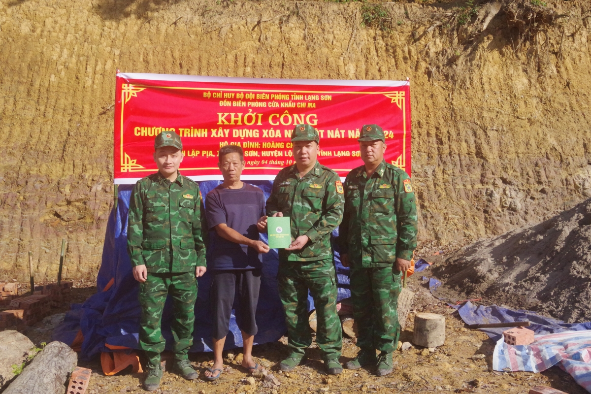 Bộ đội Biên phòng tỉnh Lạng Sơn chung tay đẩy mạnh xóa nhà tạm, nhà dột nát cho người nghèo