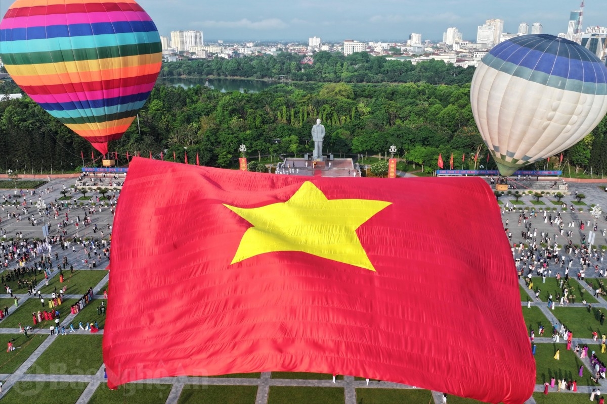Quốc kỳ rộng 2.025m² tung bay trên quảng trường Hồ Chí Minh