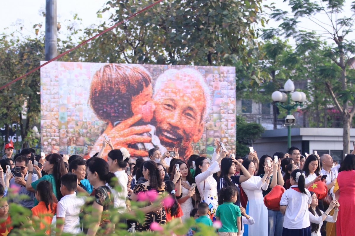 Quốc kỳ rộng 2.025m² tung bay trên quảng trường Hồ Chí Minh