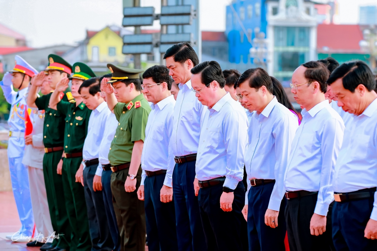 Quốc kỳ rộng 2.025m² tung bay trên quảng trường Hồ Chí Minh