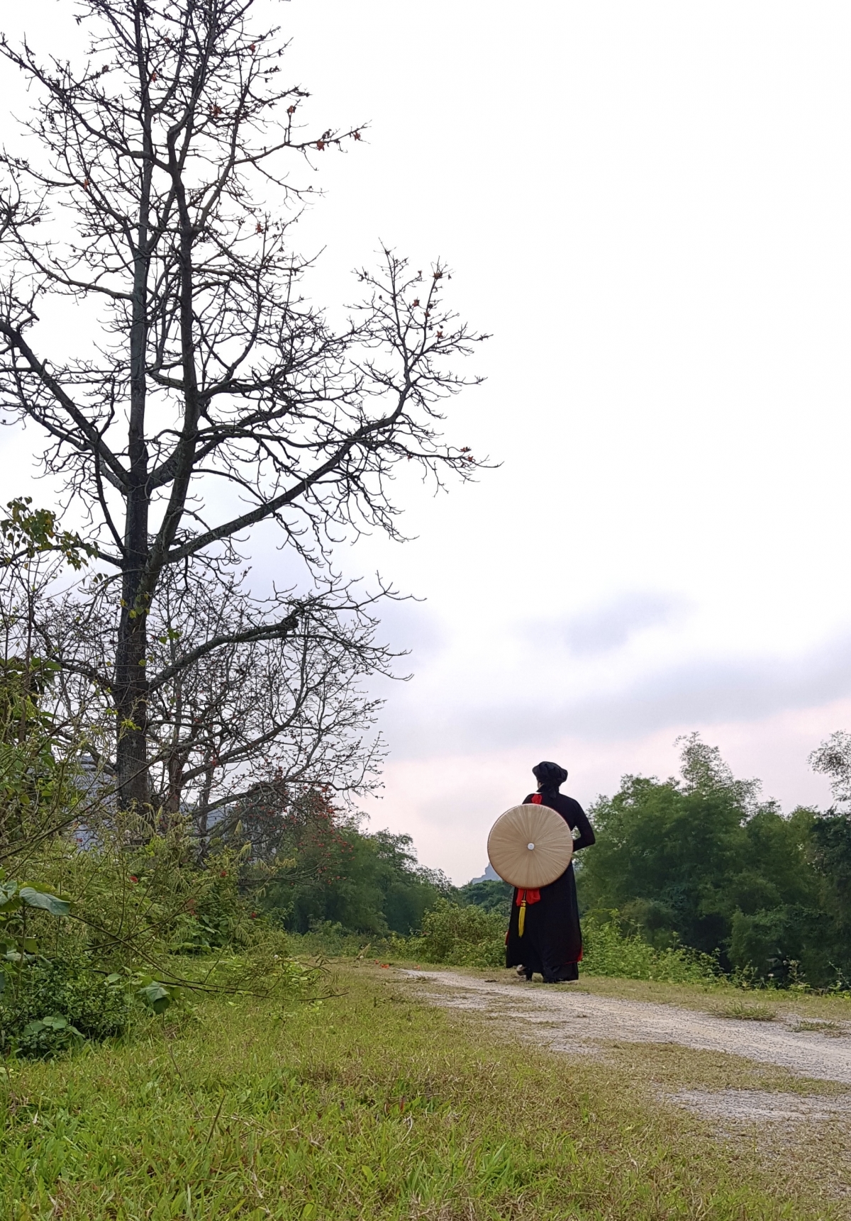 Ông Tò khuất núi